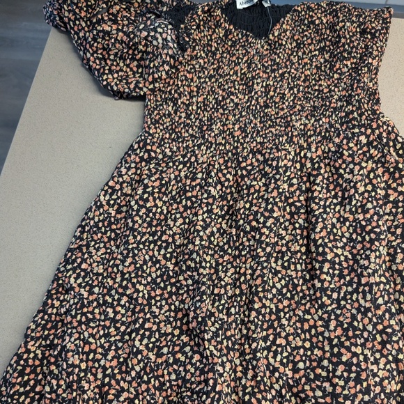 Abercrombie & Fitch Off the Shoulder flowy Dress - Picture 1 of 5